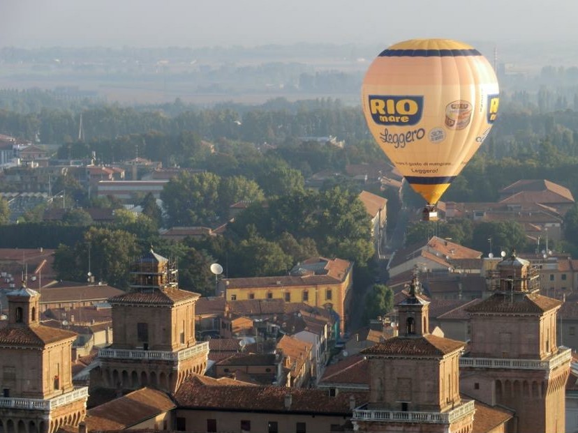 Mongolfiera in volo su Ferrara