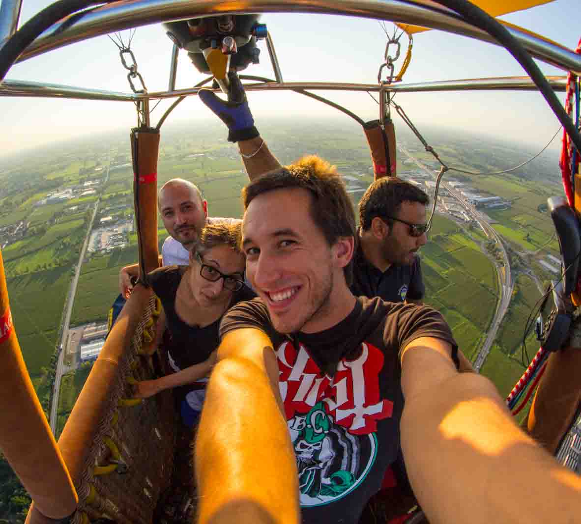 foto Salfi con amici in mongolfiera