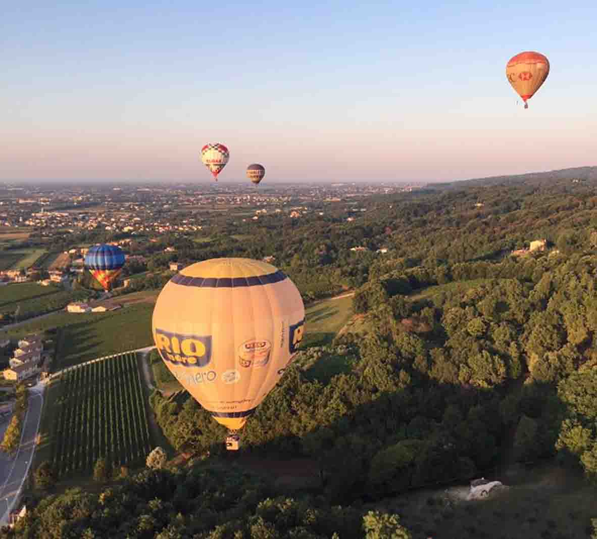 Mongolfiere in volo in toscana