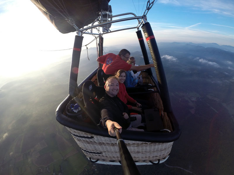 Vista dall'alto di una mongolfiera in cesta seduti Volo seduti in mongolfiera selfi