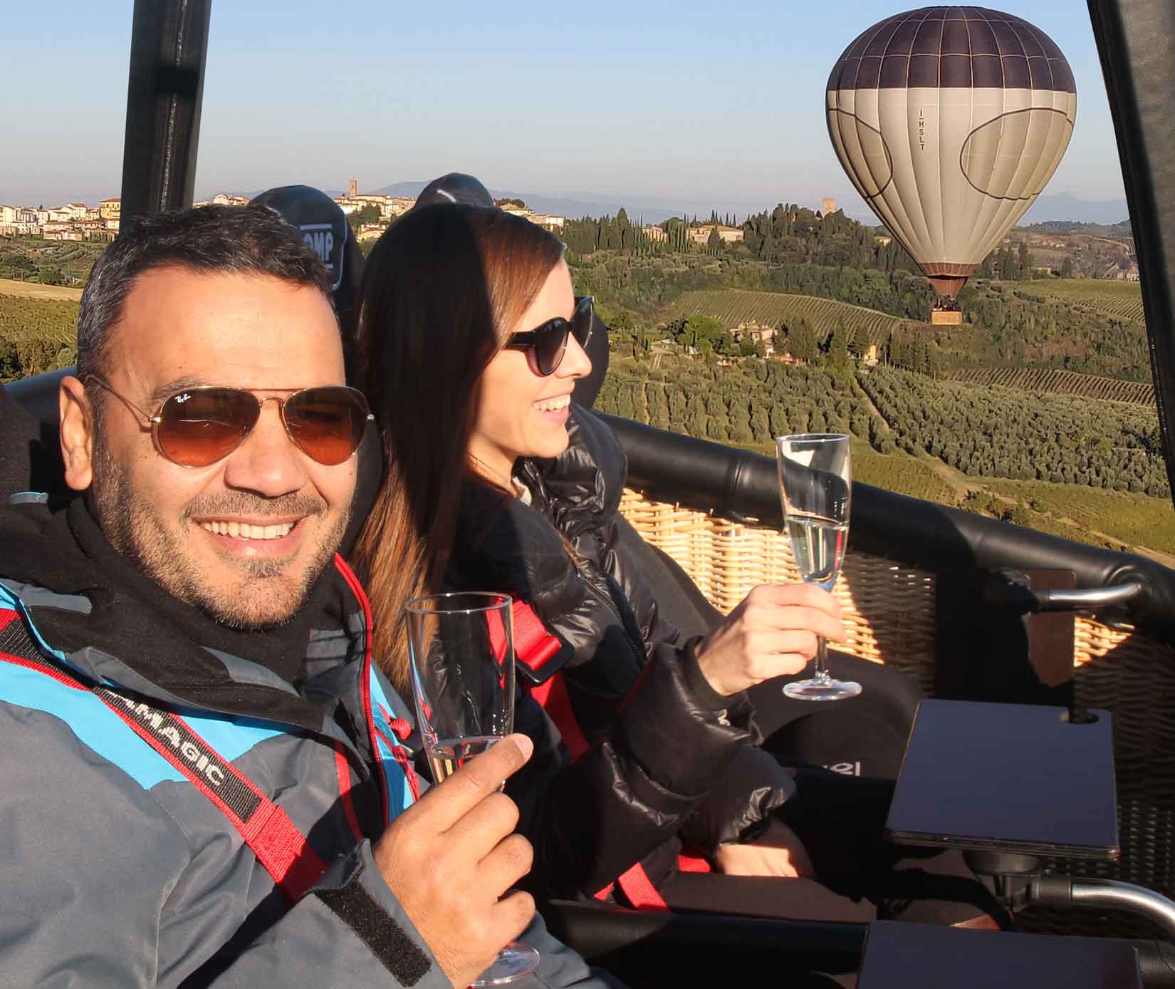 Brindisi in volo Seduti in mongolfiera con un brindisi