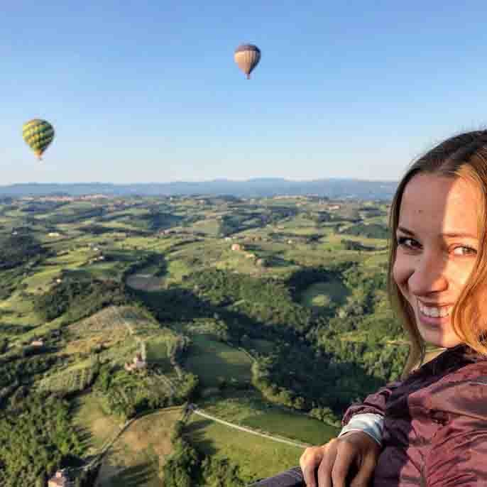 Seduti in un cesta di mongolfiera durante un volo